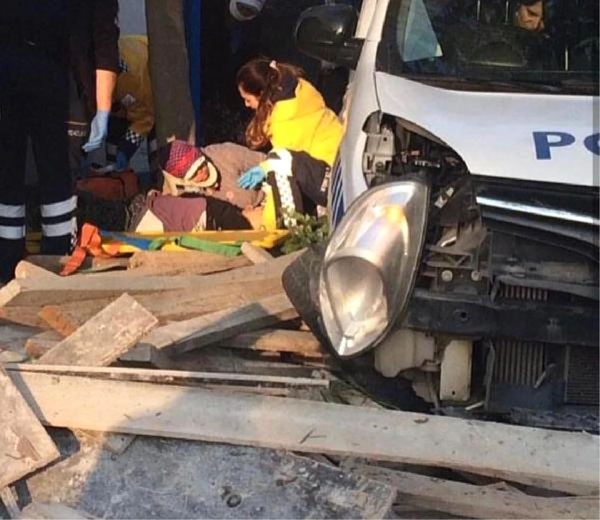 İzmir\'de Kaza: 1 Ölü, 1\'i Polis 2 Yaralı