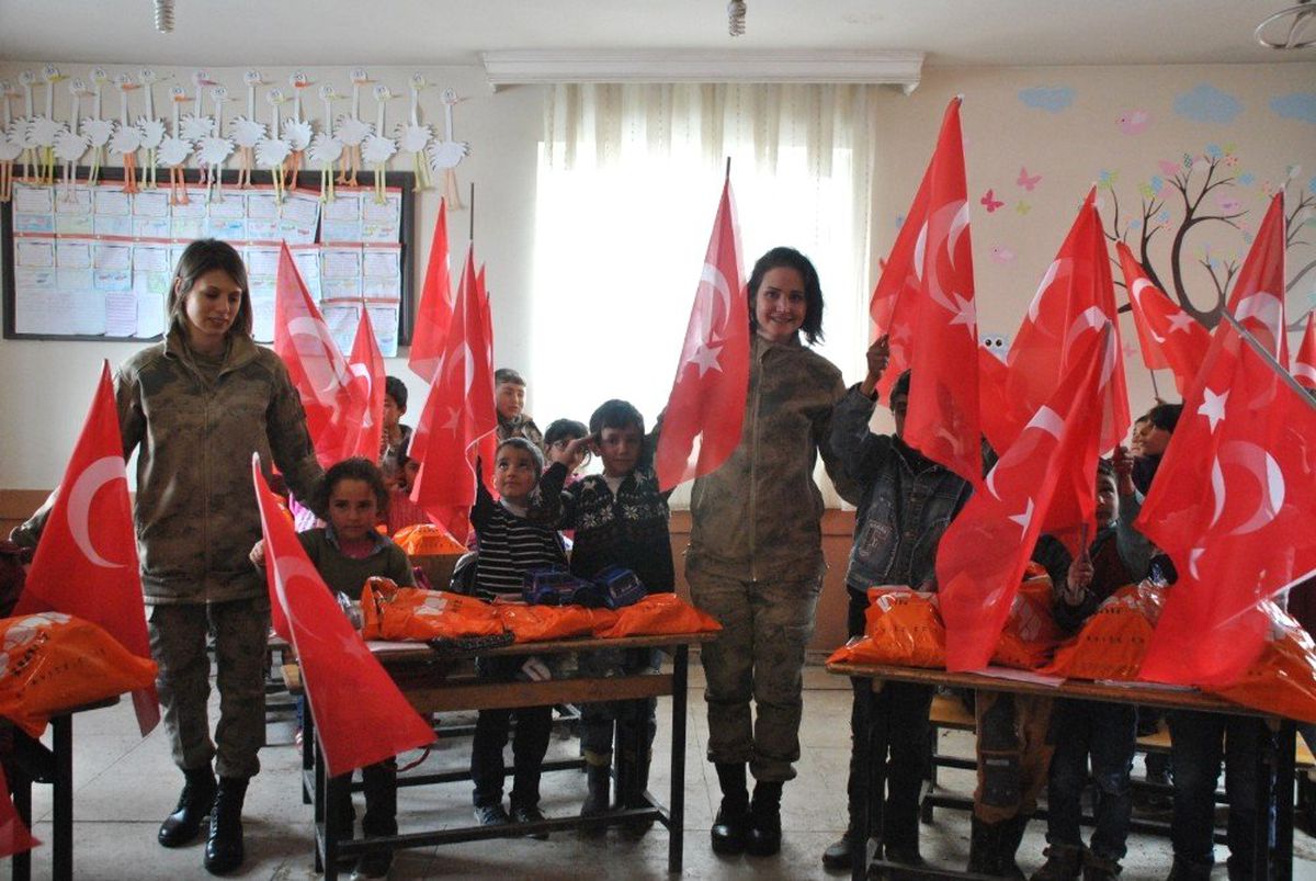 Jandarmadan Çocuklara Bayram Sürprizi