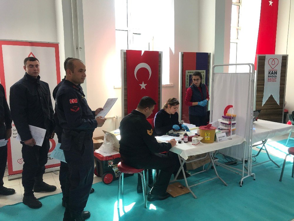 Jandarmadan Kuruluşunun 180\'inci Yıldönümünde Kızılay\'a Anlamlı Bağış