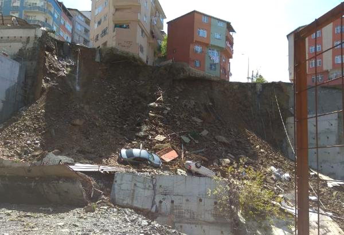 Kağıthane\'de İnşaat Alanının Destek Duvarı Çöktü (1)