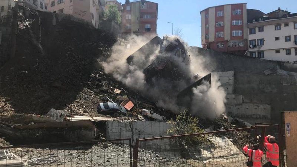 Kağıthane\'de İstinat Duvarı Yıkılan Dört Katlı Bir Bina Çöktü