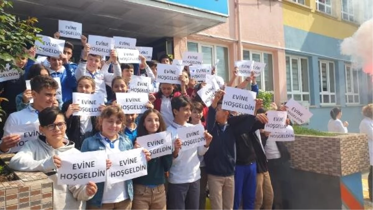 Kanseri Yenen Öğretmene Okulunda Meşaleli Karşılama