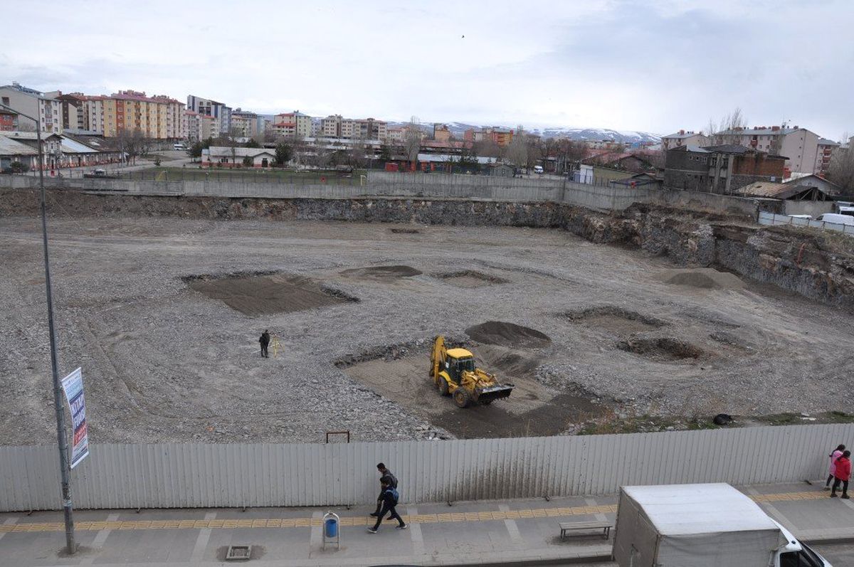 Kars\'ta Sultan Alpaslan Külliyesi\'nin Yapımına Yeniden Başlandı