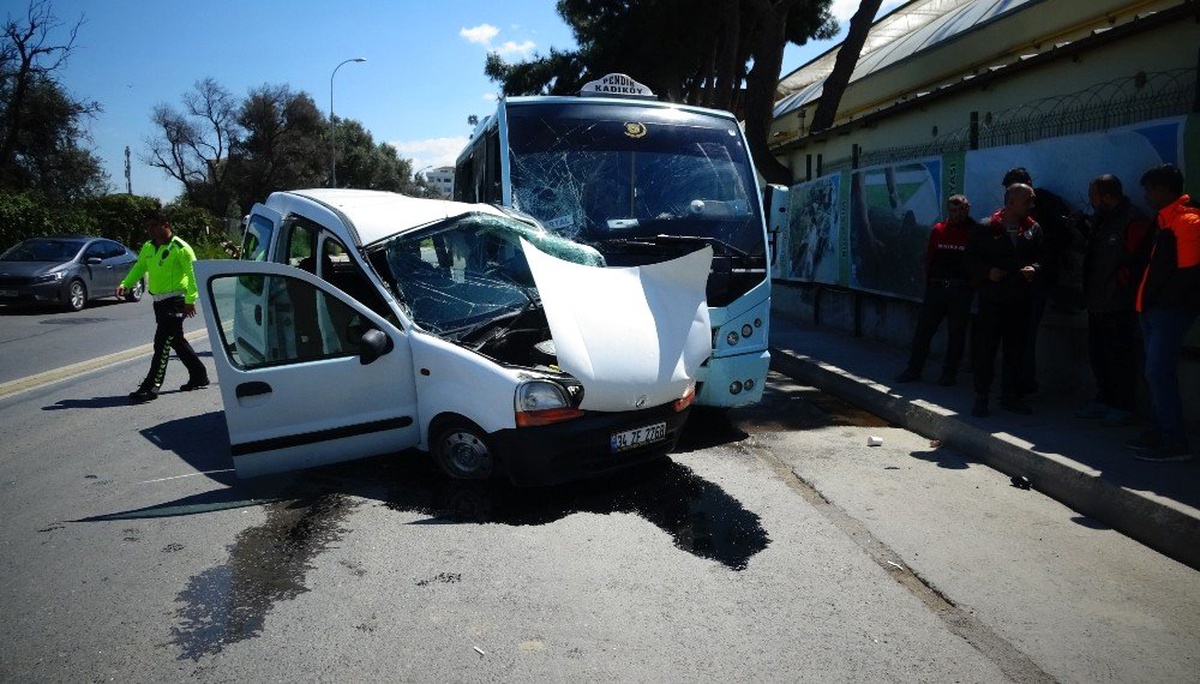 Kartal\'da Minibüs ile Otomobil Çarpıştı: 1 Yaralı