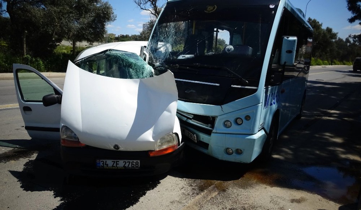 Kartal\'da Minibüs ile Otomobil Çarpıştı: 1 Yaralı
