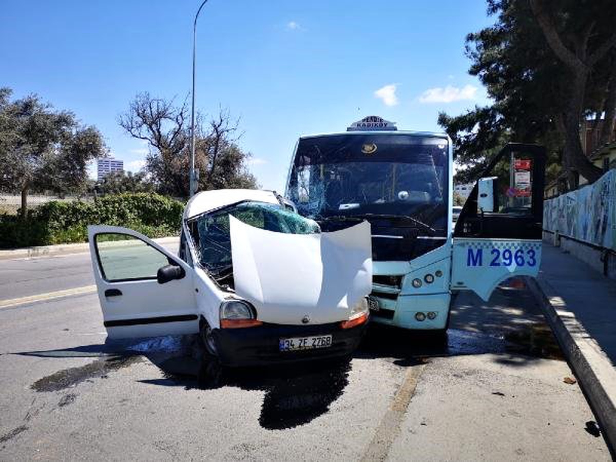Kartal\'da Minibüsle Otomobil Çarpıştı