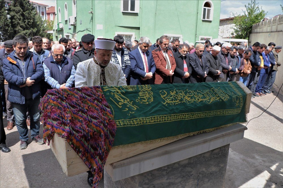 Kene Vakasında Aynı Kaderi Paylaştığı Oğluyla Yan Yana Defnedildi