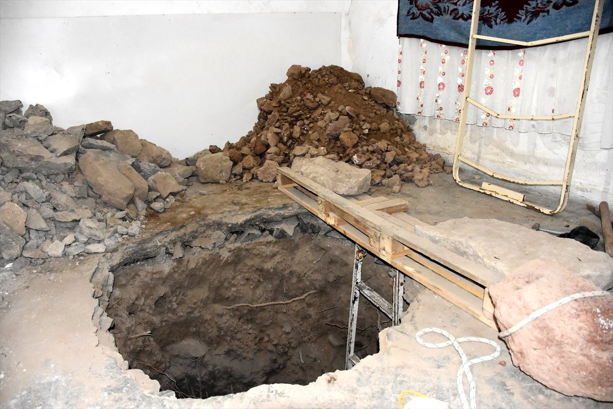 Kiraladıkları Evden Medresenin Altına Kazı Yapan 2 Kişi Yakalandı