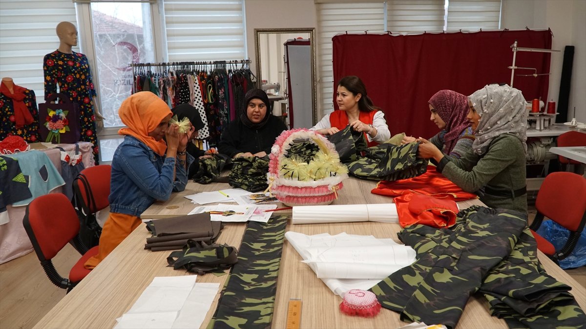 Köy Çocuklarının Bayram Kıyafetleri Suriyeli Kadınlardan