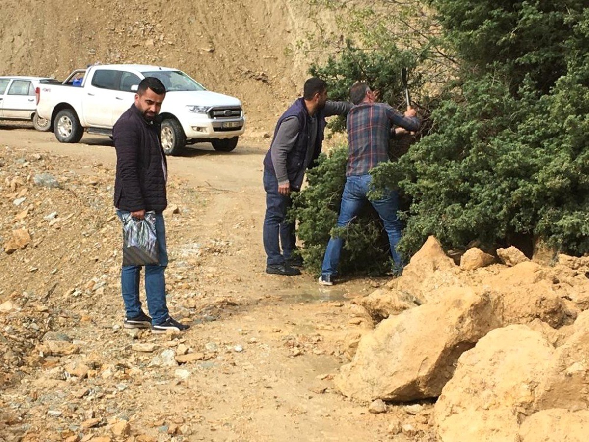 Kozluk\'ta Heyelan Nedeniyle Köy Yolları Ulaşıma Kapandı