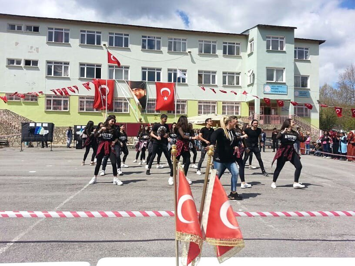 Lise Öğrencilerinden Küçük Öğrencilere 23 Nisan Sürprizi
