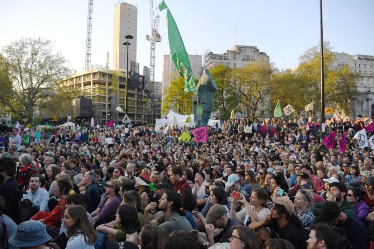 Londra\'da İklim Değişikliği Protestolarında Gözaltı Sayısı Bine Ulaştı