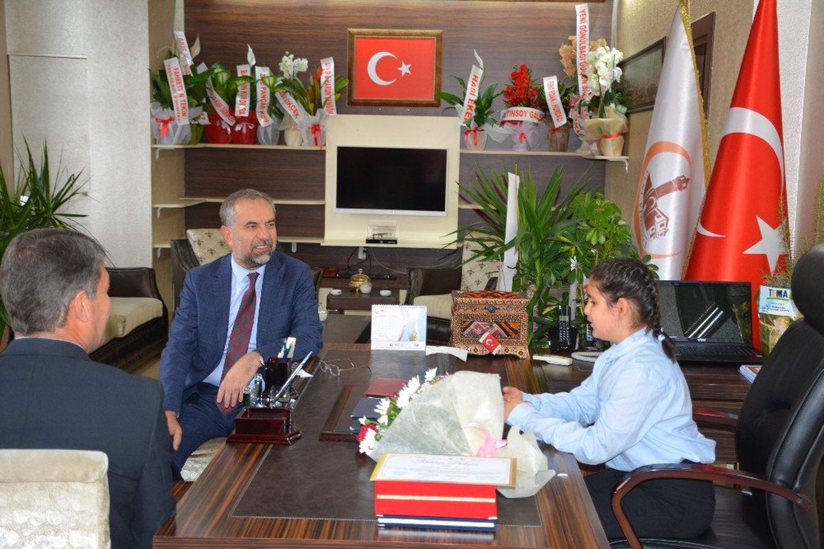 Makam Koltuğuna Oturdu, 500 Sandalye İstedi