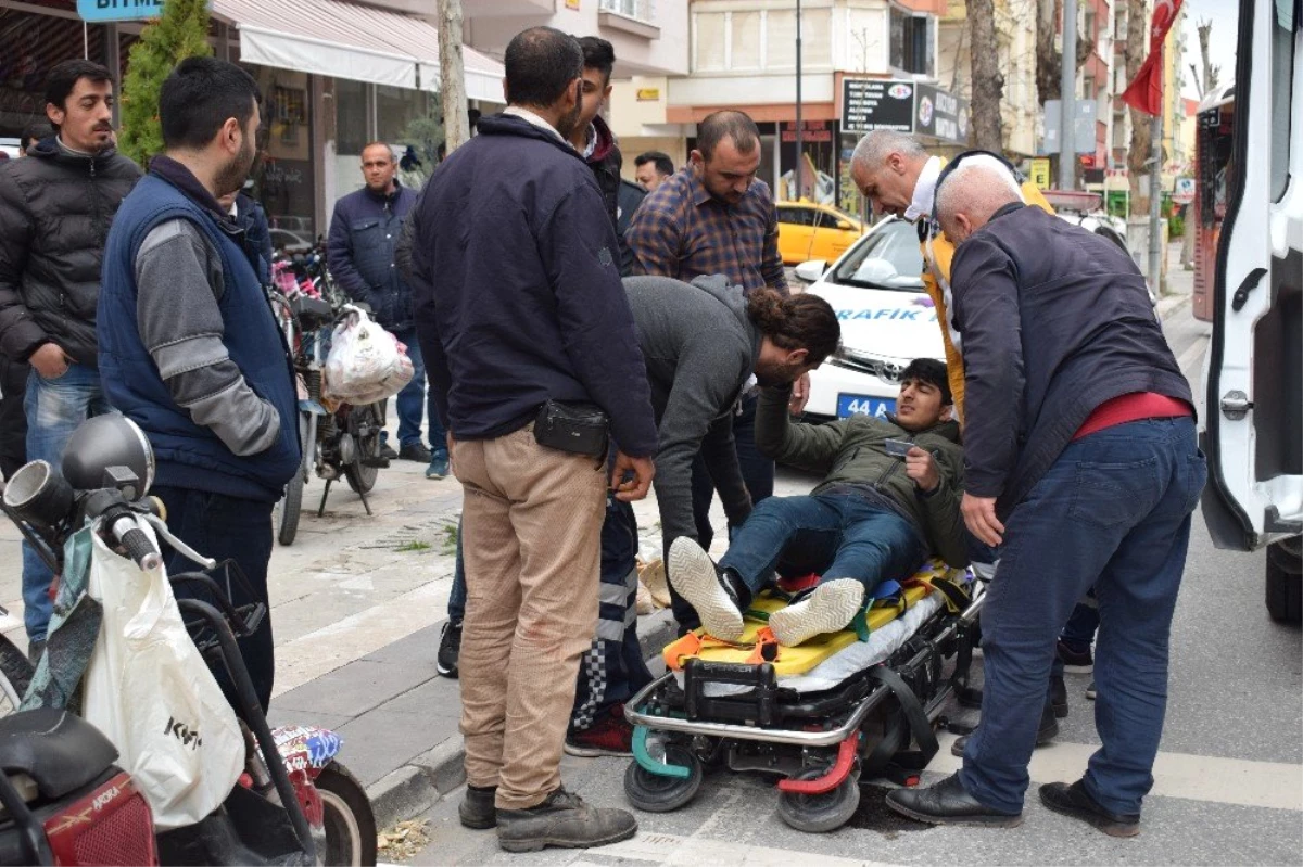 Malatya\'da Motosikletler Çarpıştı: 1 Yaralı