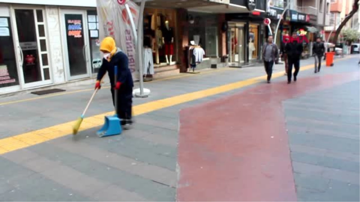 Manisa Alaşehir\'de Caddelerin Temizliğine Kadın Eli Değdi