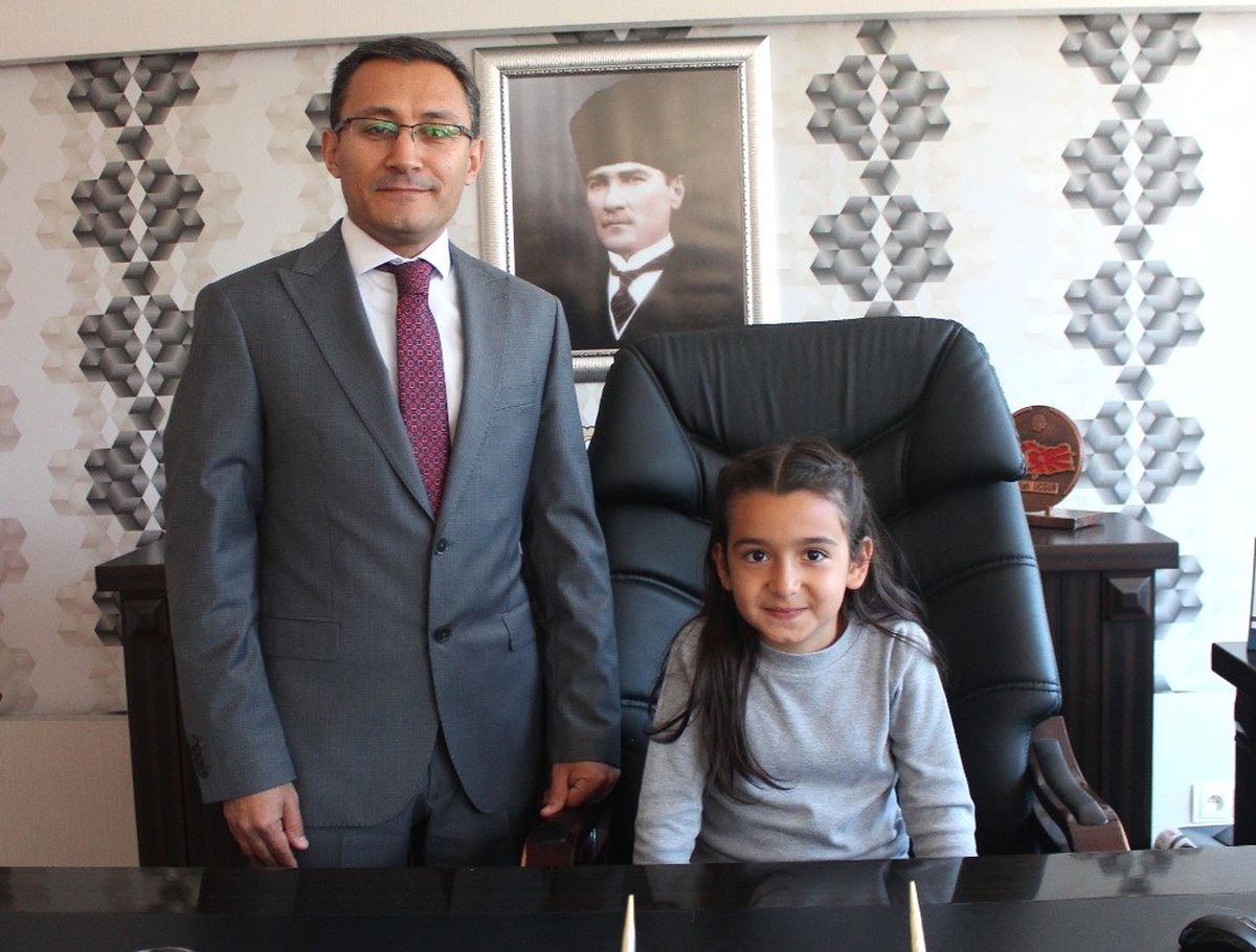 Manisa\'da İlçe Protokolü Koltuklarını Çocuklara Devretti