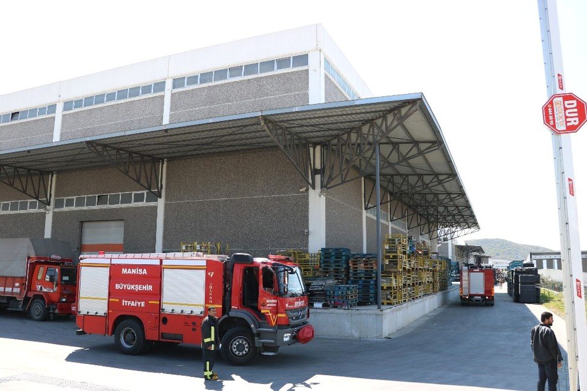 Manisa Osb\'de Çıkan Yangın Korkuttu