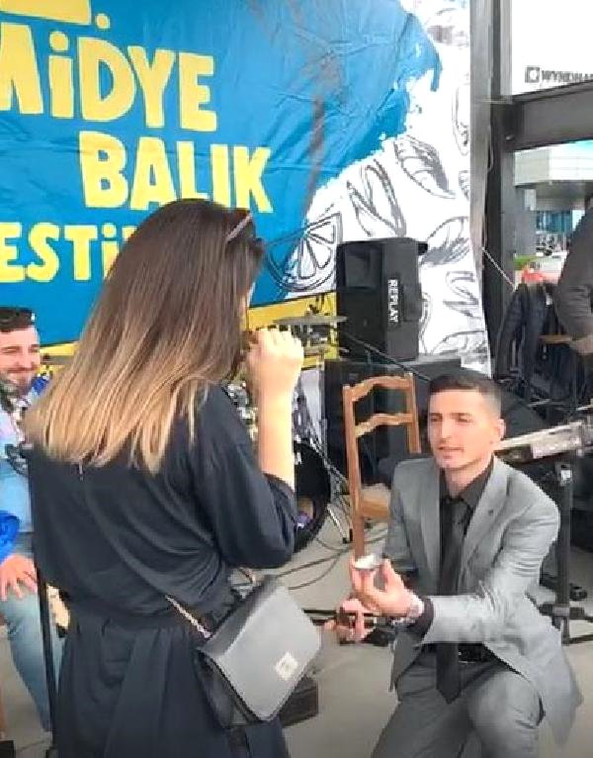 Midyenin İçine Sakladığı Tektaş Yüzükle Evlenme Teklif Etti