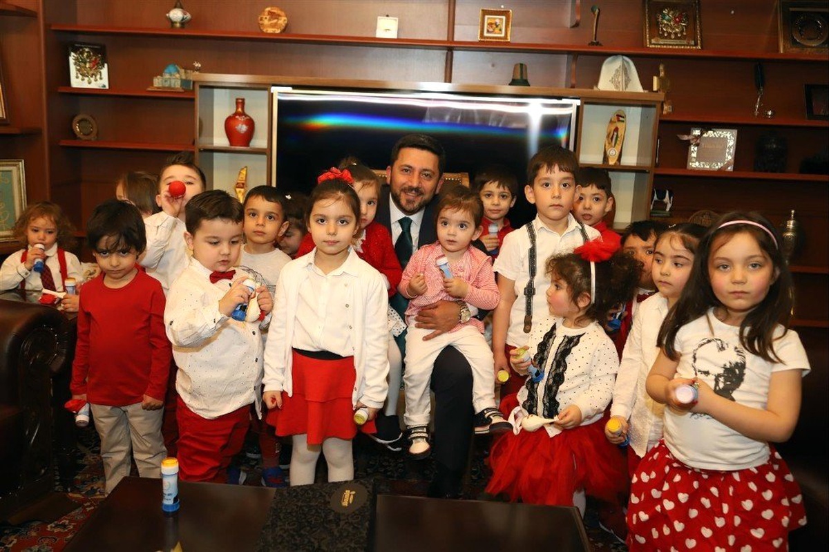 Minik Çocuklar Belediye Başkanı Arı\'yı Ziyaret Etti