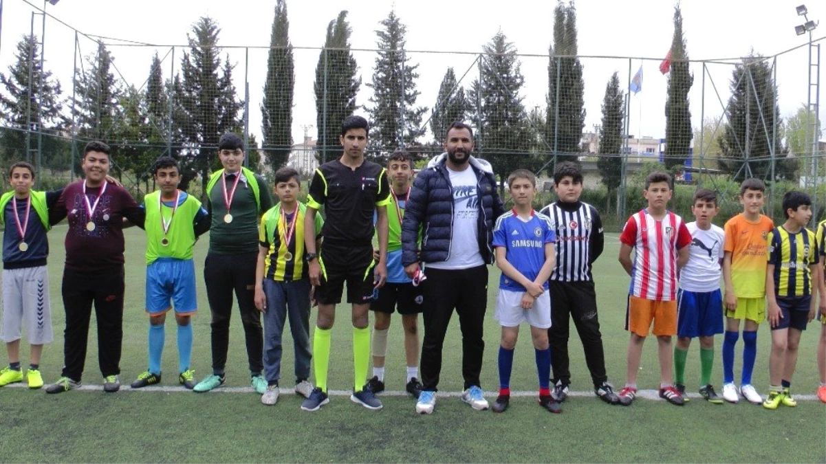 Minik Öğrenciler 23 Nisan\'ı Futbol Oynayarak Kutladı