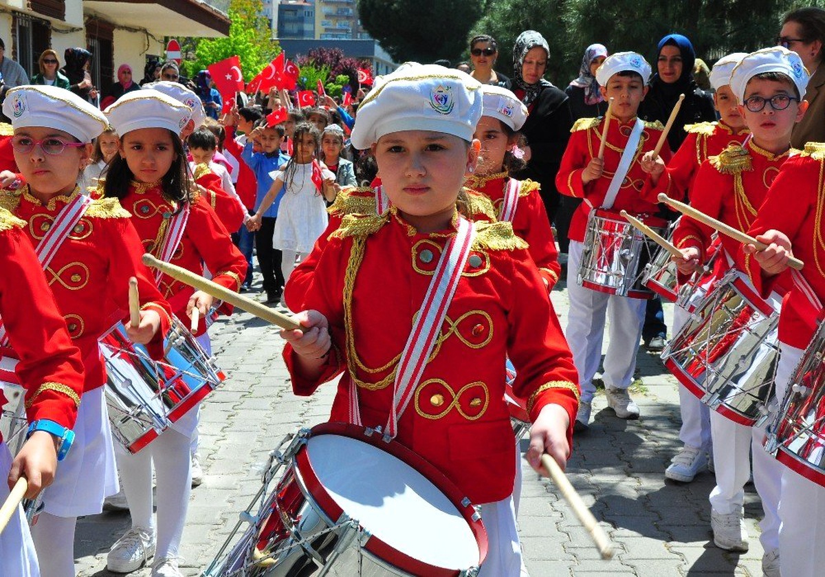 Minikler Bando Eşliğinde Vatandaşları Bayrama Davet Etti