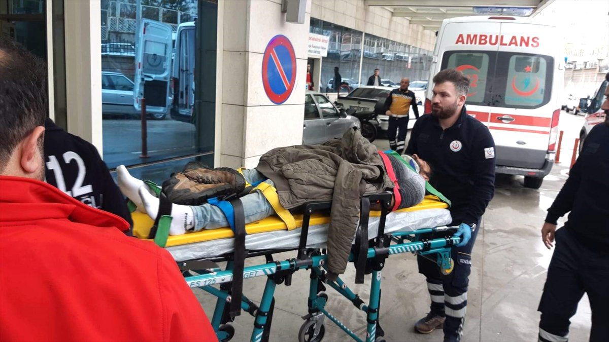 Otomobil Şarampole Devrildi: 3 Yaralı