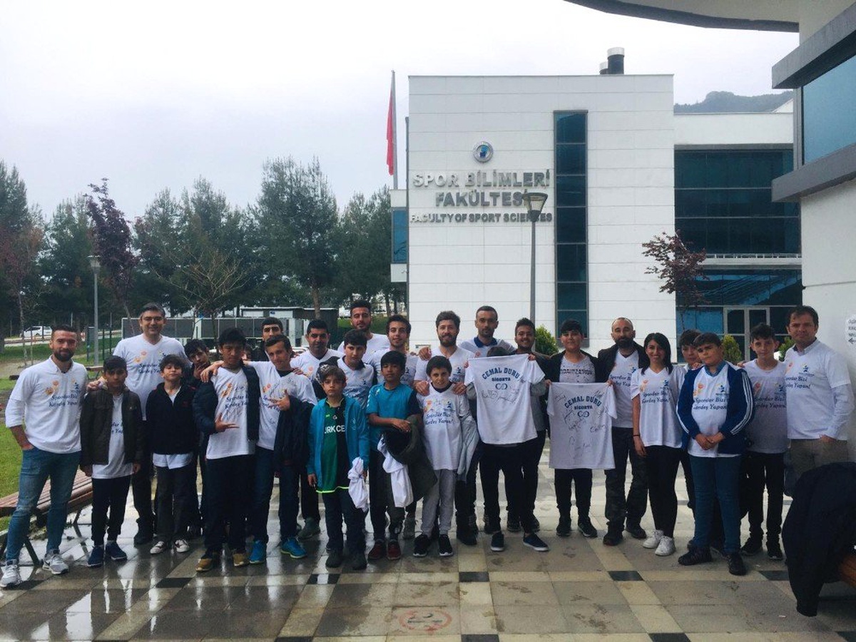 Paü\'lü Öğrenciler Çocuklarla Basket Maçına Gitti