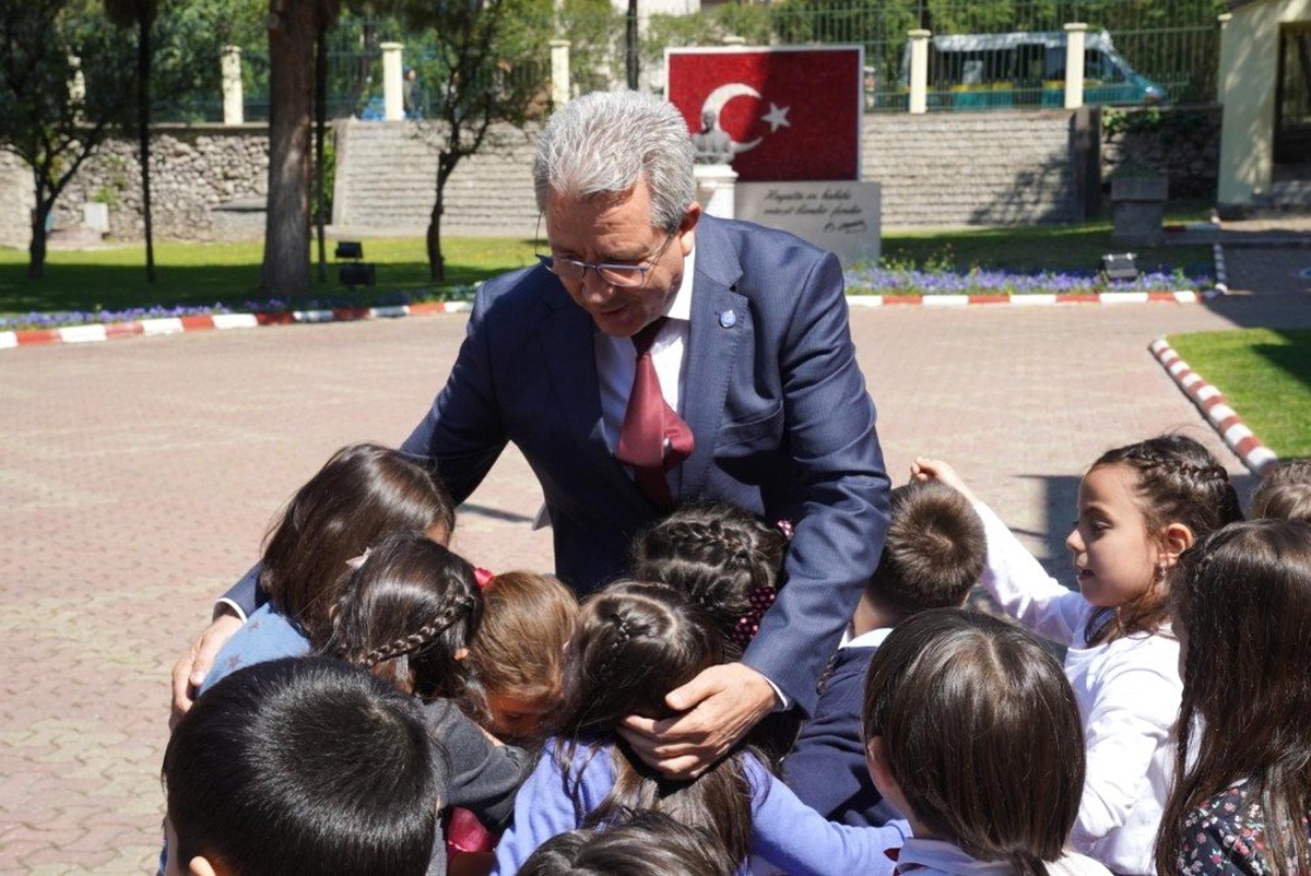 Rektör Budak, Miniklerin 23 Nisan Coşkusuna Ortak Oldu