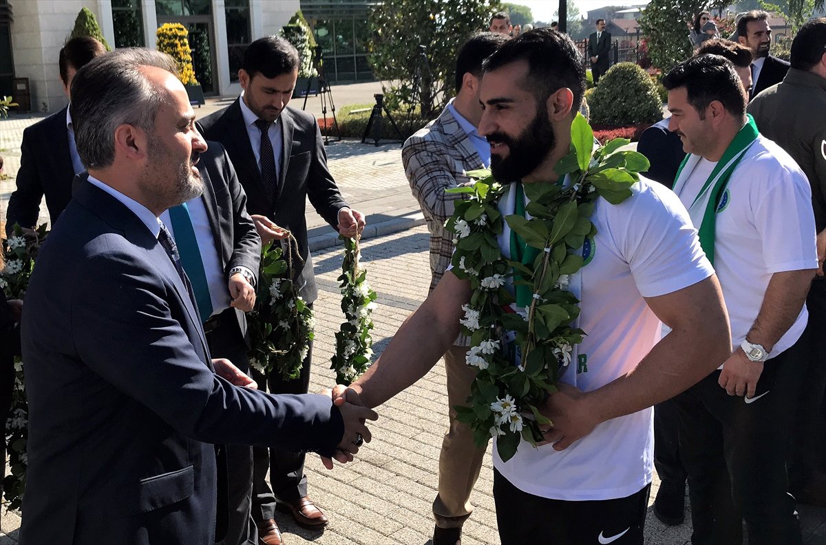 Şampiyon Voleybolcular Coşkuyla Karşılandı