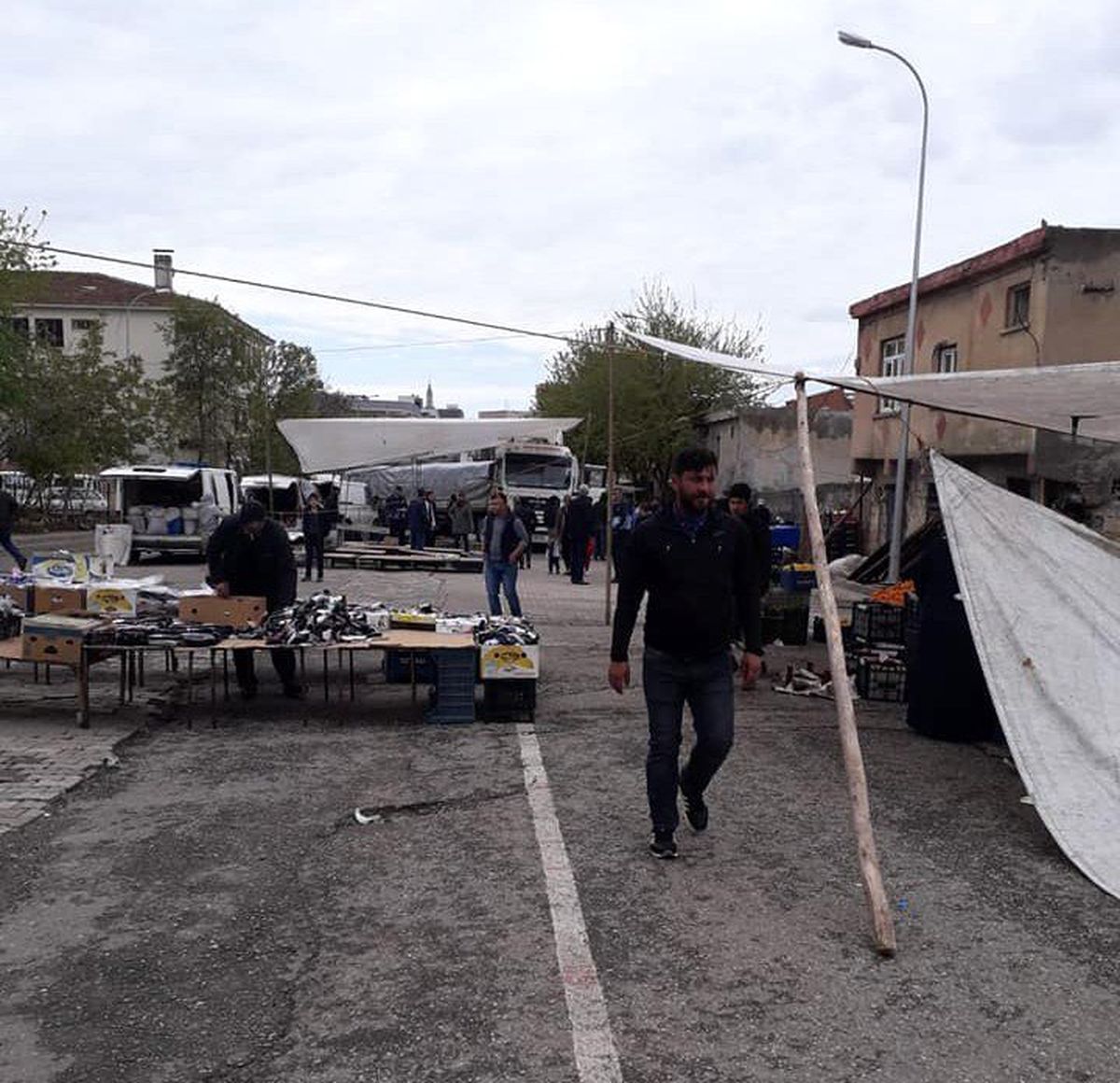 Şanlıurfa\'da Freni Boşalan Tır Pazara Daldı