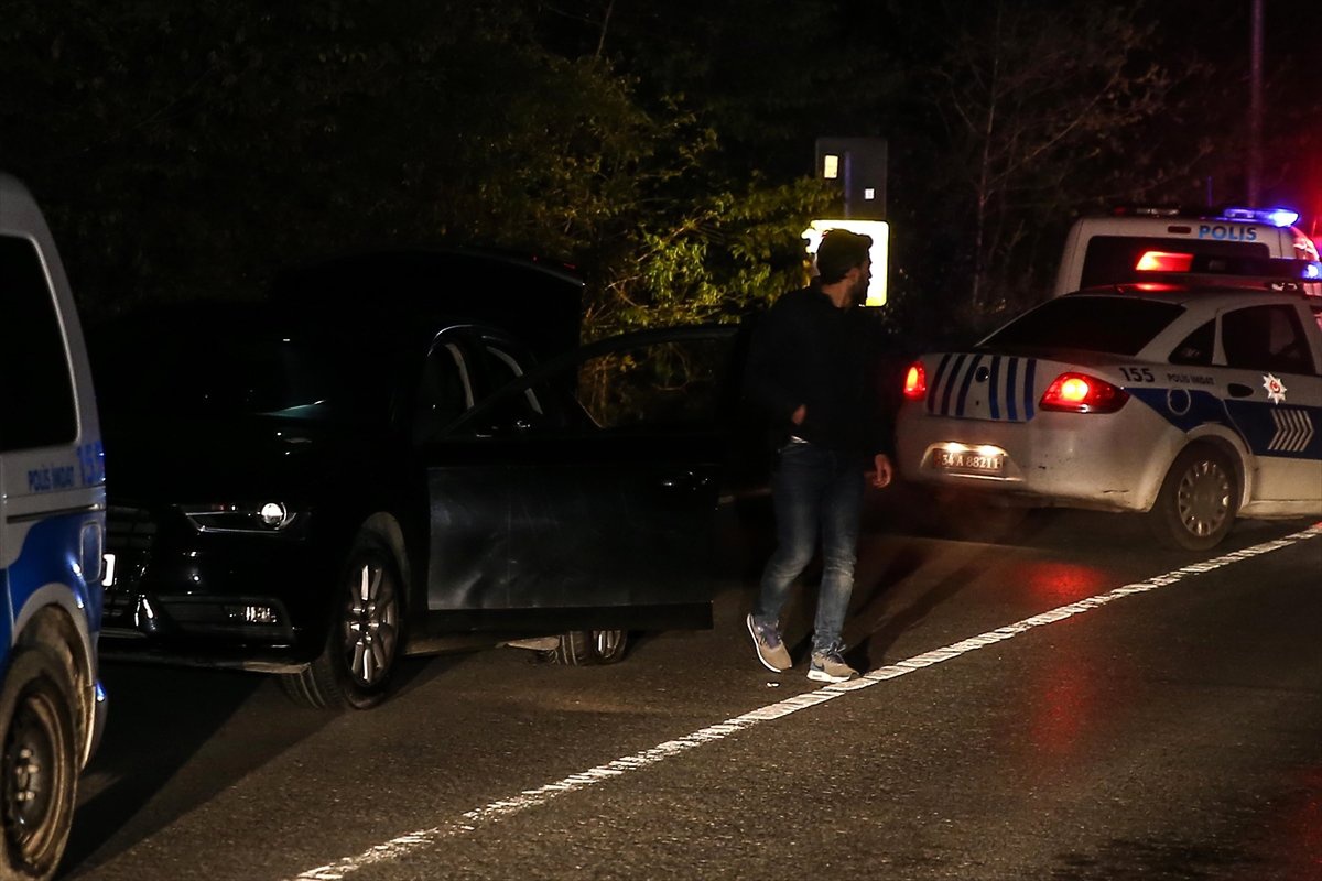 Sarıyer\'de Denetimden Kaçan Otomobil Polise Çarptı