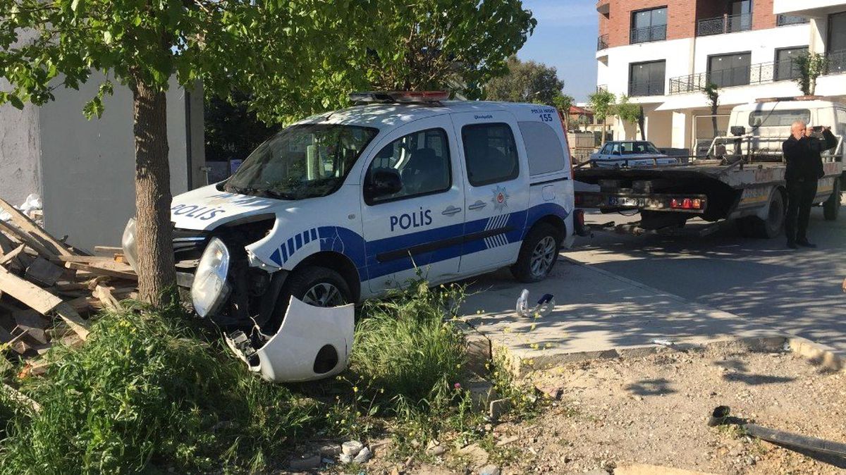 Servis Minibüsü Polis Aracına Çarptı: 1 Ölü, 2\'si Polis 3 Yaralı