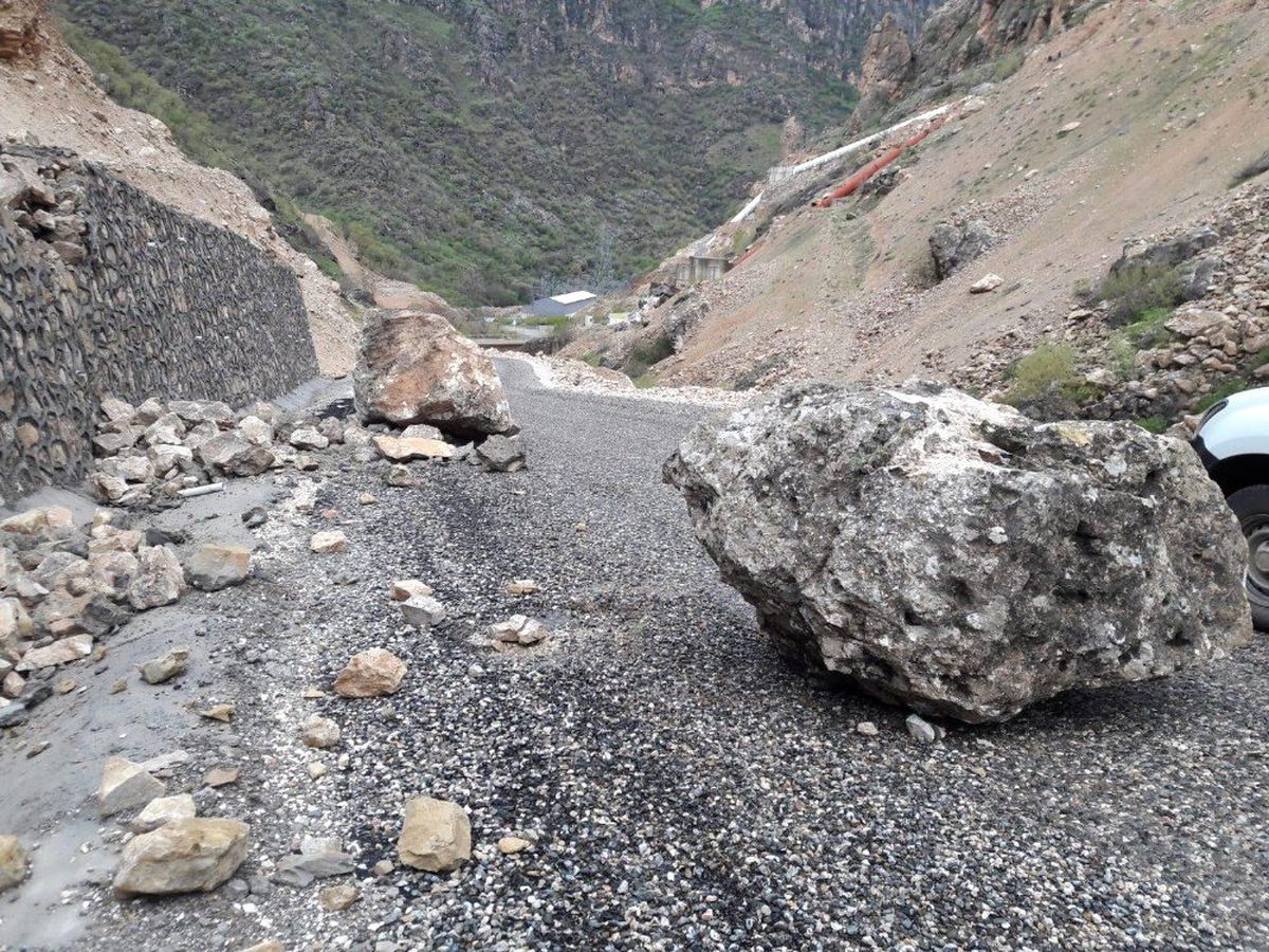 Siirt\'te Dağdan Kopan Dev Kaya Parçaları Yolu Ulaşıma Kapattı