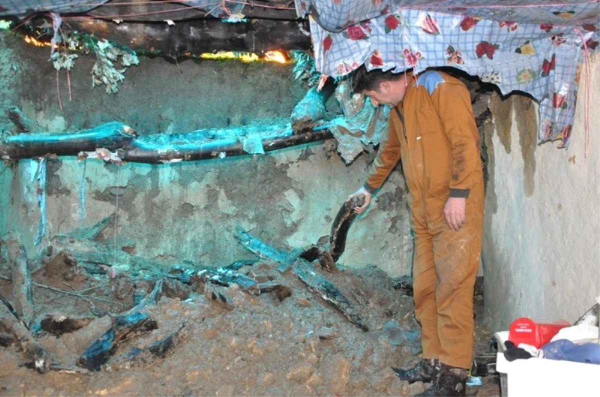 Şırnak\'ta Toprak Evin Damı Çöktü