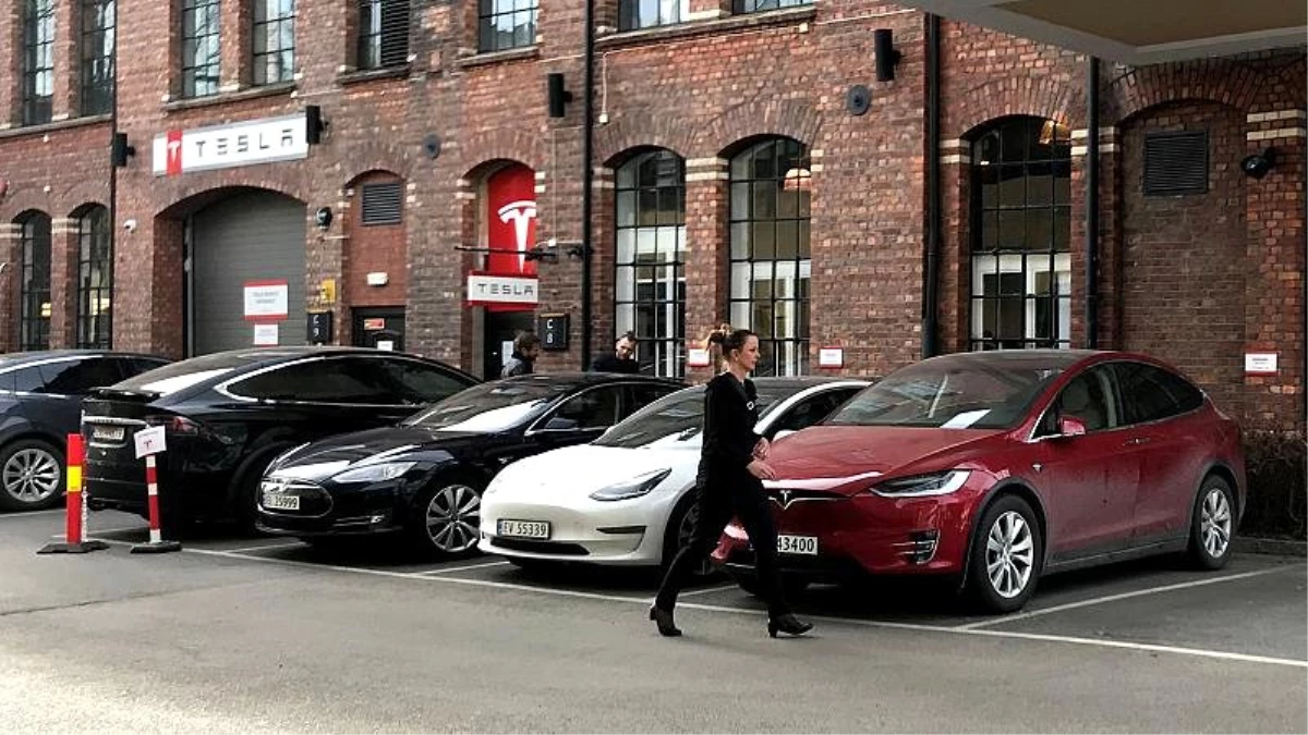 Tesla, Park Halindeyken Aniden Alev Alan Aracıyla İlgili İnceleme Başlattı
