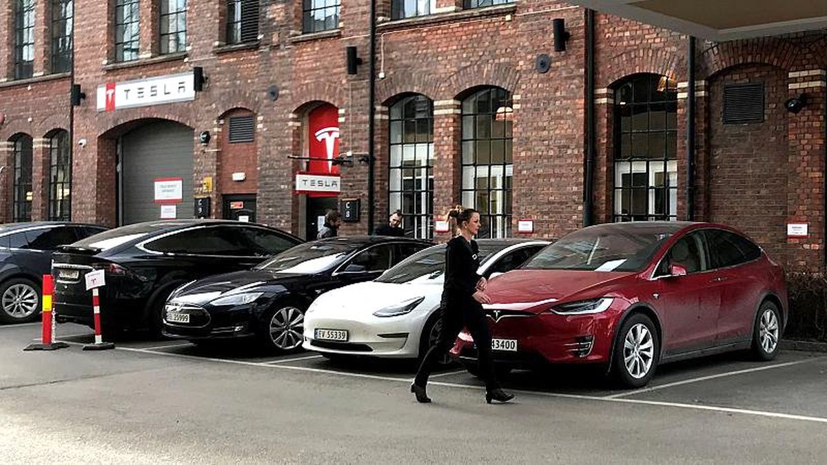 Tesla, Park Halindeyken Aniden Alev Alan Aracıyla İlgili İnceleme Başlattı