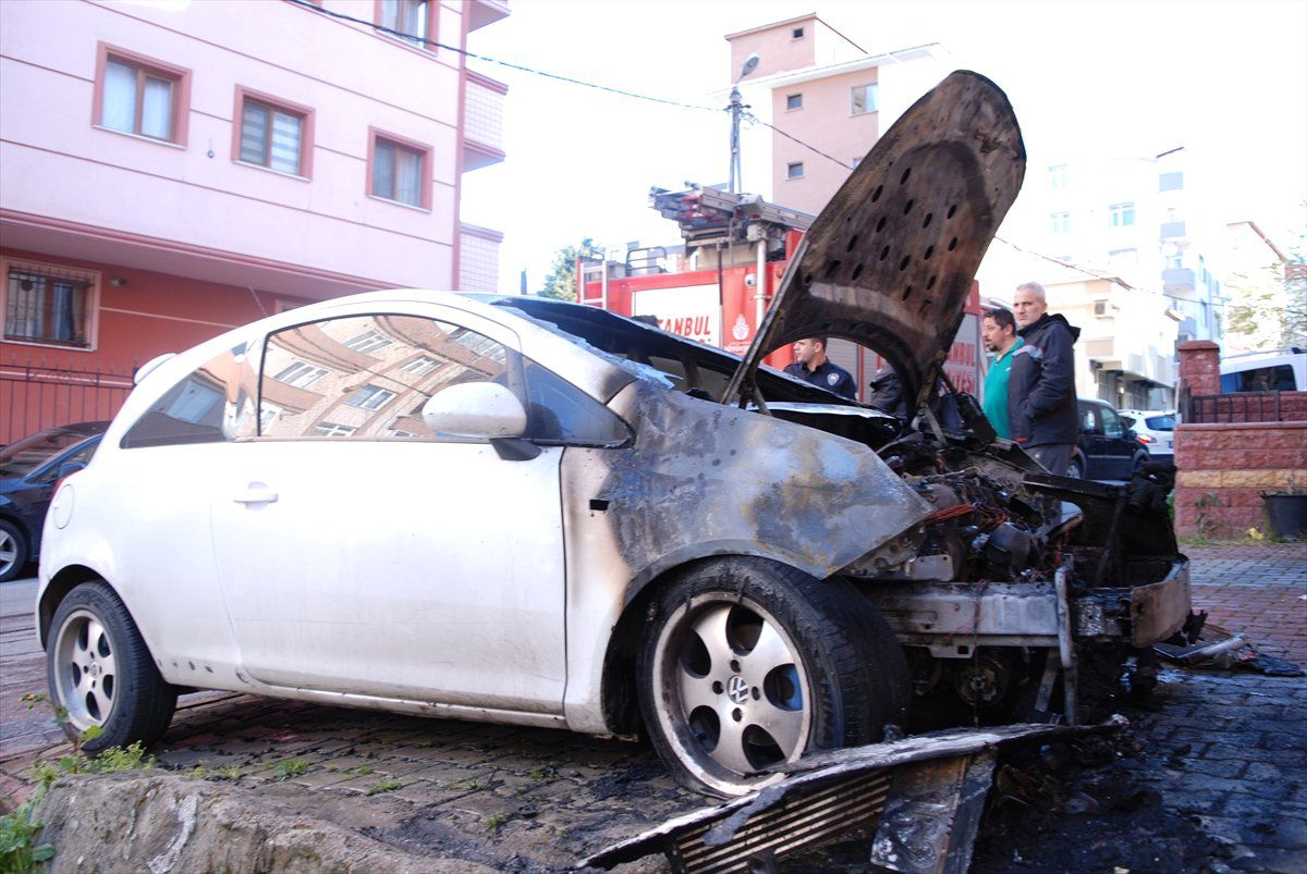Ümraniye\'de, Park Halindeki Otomobilde Yangın