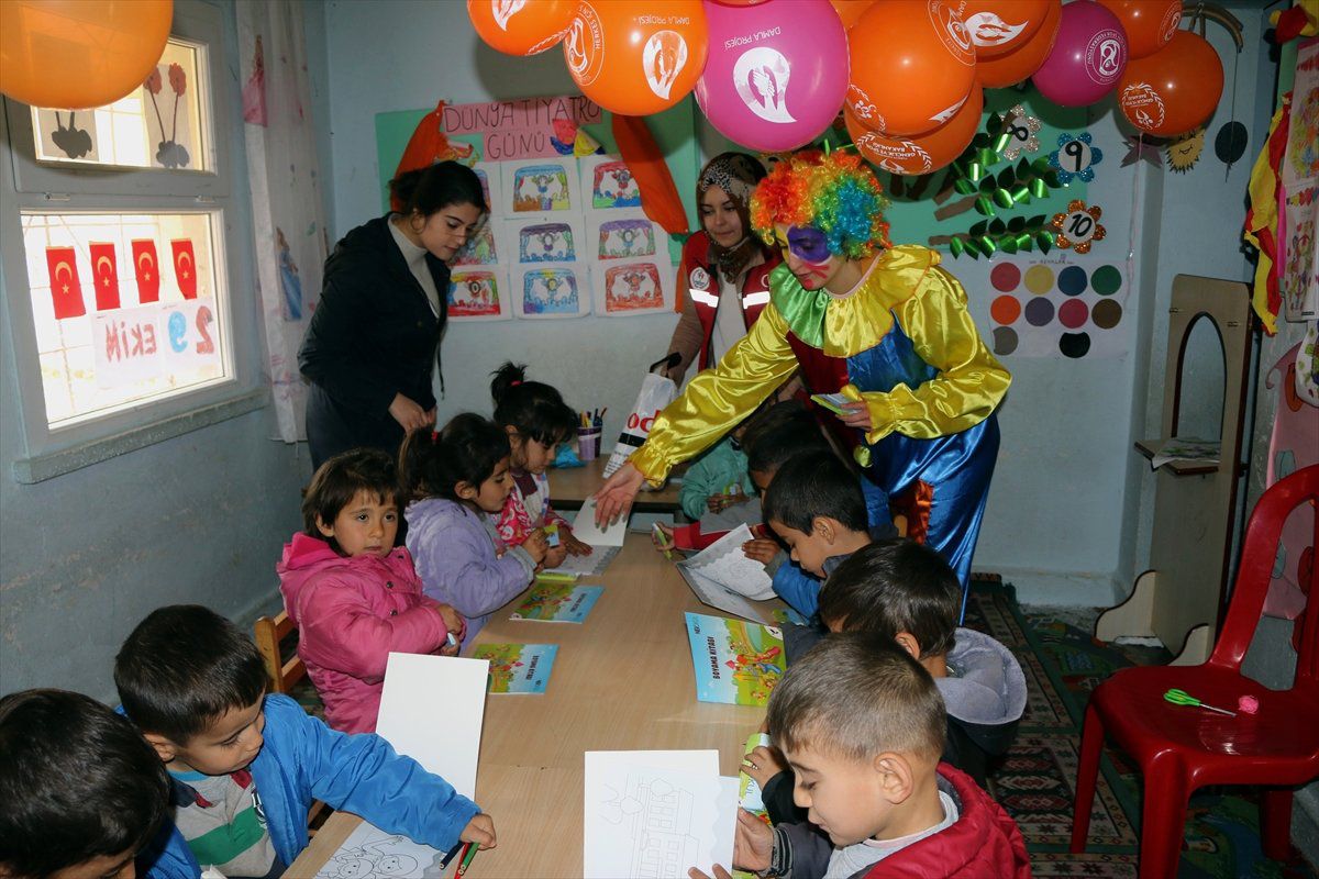 Üniversite Öğrencileri Köydeki Çocukları Sevindirdi