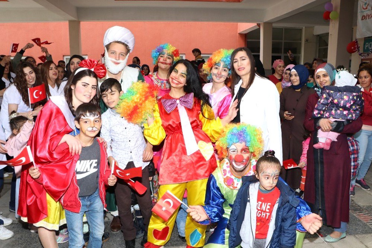 Üniversite Öğrencilerinden Çocuklara 23 Nisan Bayramı