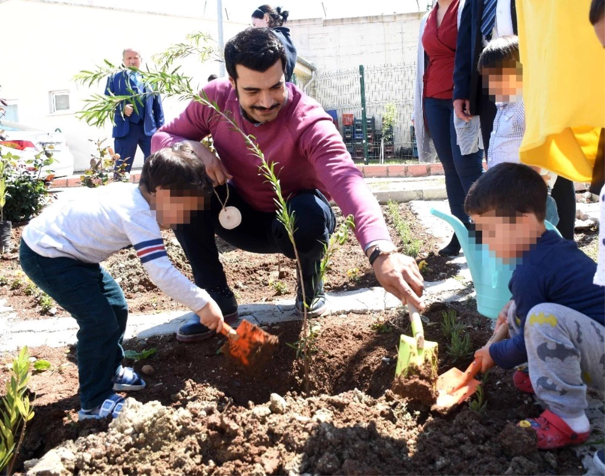 Ünlü Oyuncu Hükümlü Çocuklarıyla Fidan Dikti