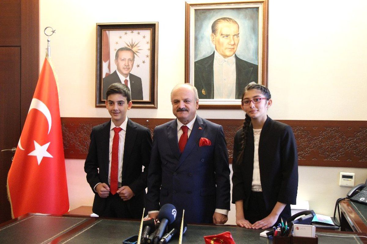 Vali Çakacak Koltuğunu Çocuklara Bıraktı