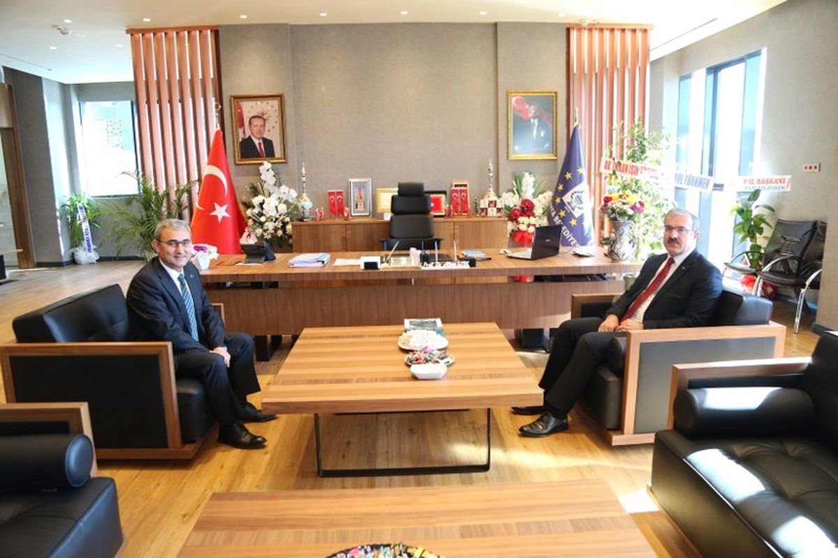 Vali\'den Başkan Işık\'a Tebrik Ziyareti