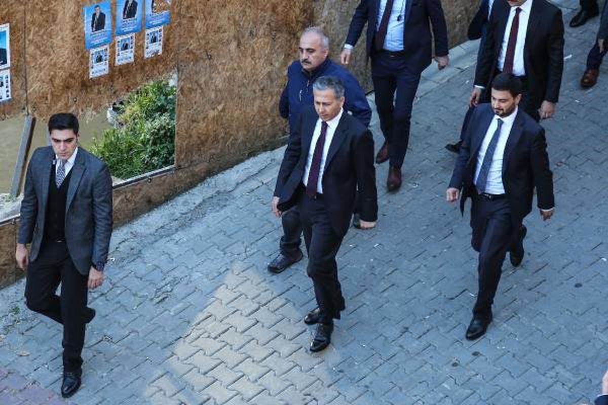 Yerlikaya ile İmamoğlu Kağıthane\'de Binanın Çöktüğü Bölgede İncelemelerde Bulundu