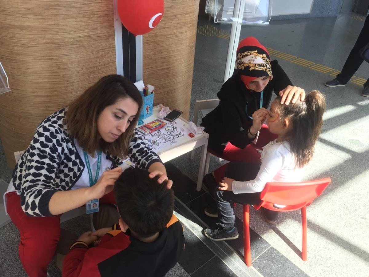 23 Nisan\'ı Hastanede Kutladılar