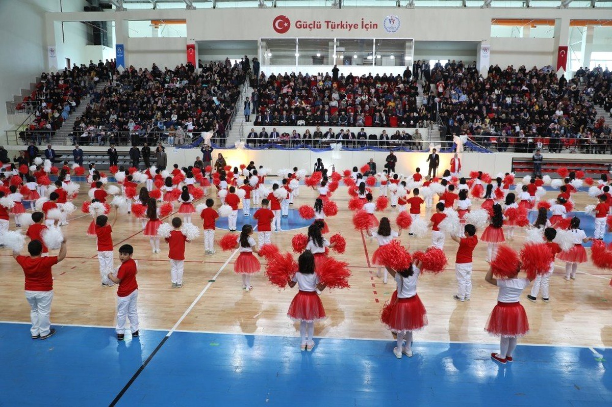 23 Nisan Kutlamaları Erzincan\'da Renkli Görüntüler Oluşturdu