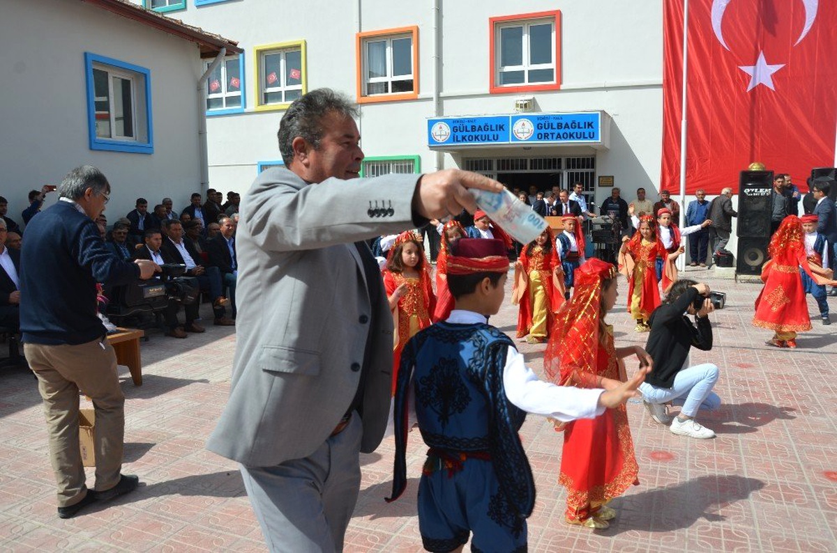 23 Nisan Okulun Gelir Kapısı Oldu