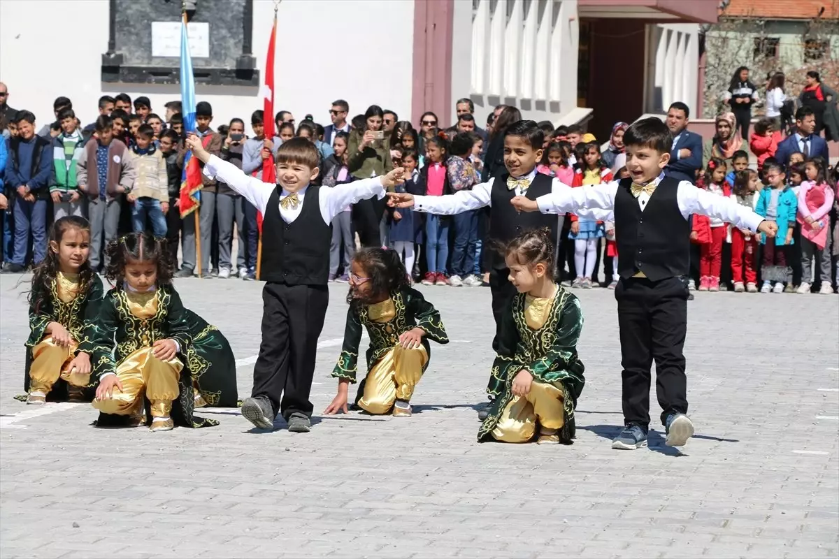 23 Nisan Ulusal Egemenlik ve Çocuk Bayramı Kutlanıyor