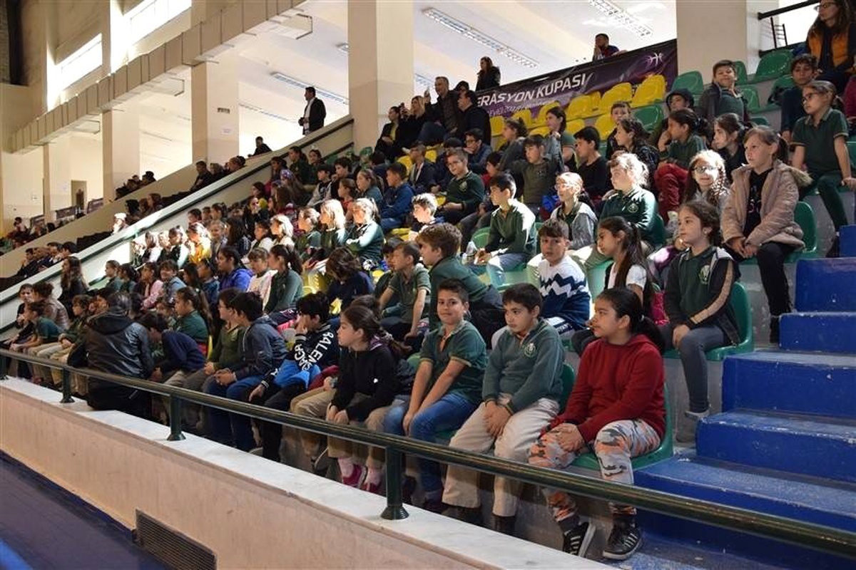 23 Nisan Ulusal Egemenlik ve Çocuk Bayramı Spor Turnuvası Ödülleri Edremit\'te Sahiplerini Buldu