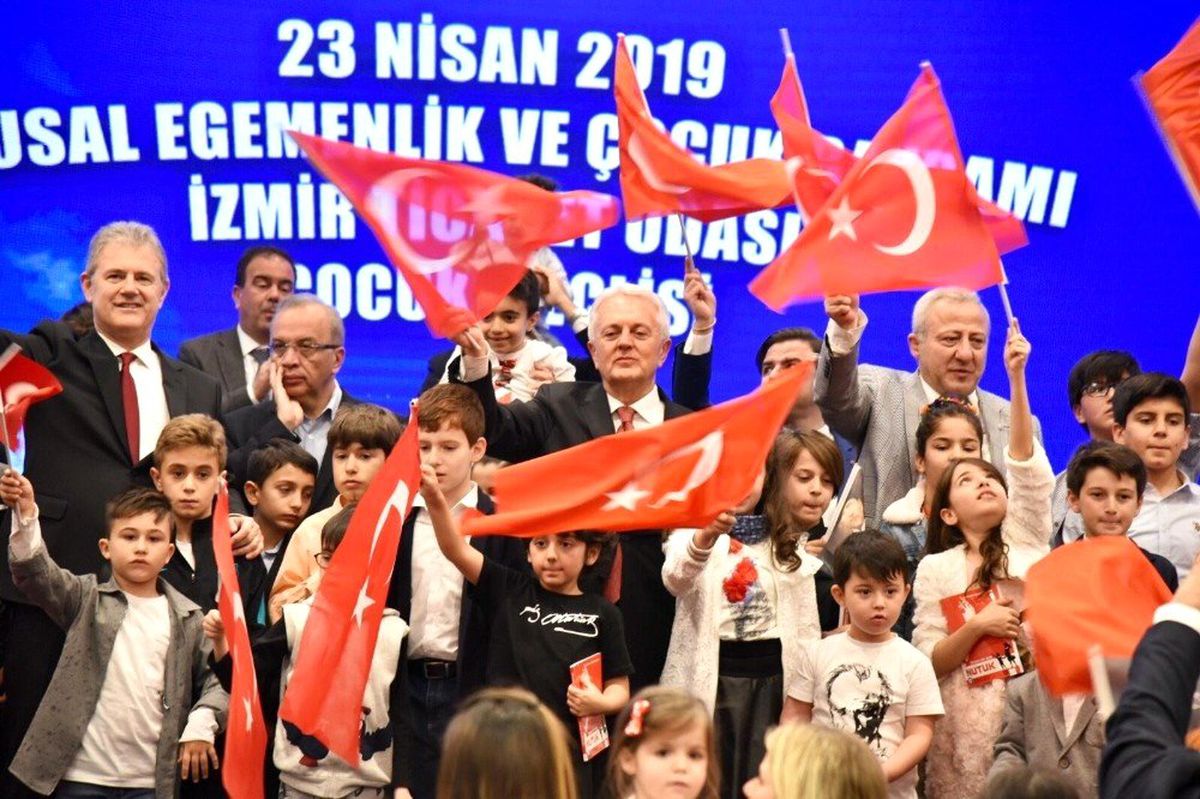 3 İlçede de Başkanlar Koltuklarını Devretti, İzto\'da Çocuk Meclisi Oluşturuldu