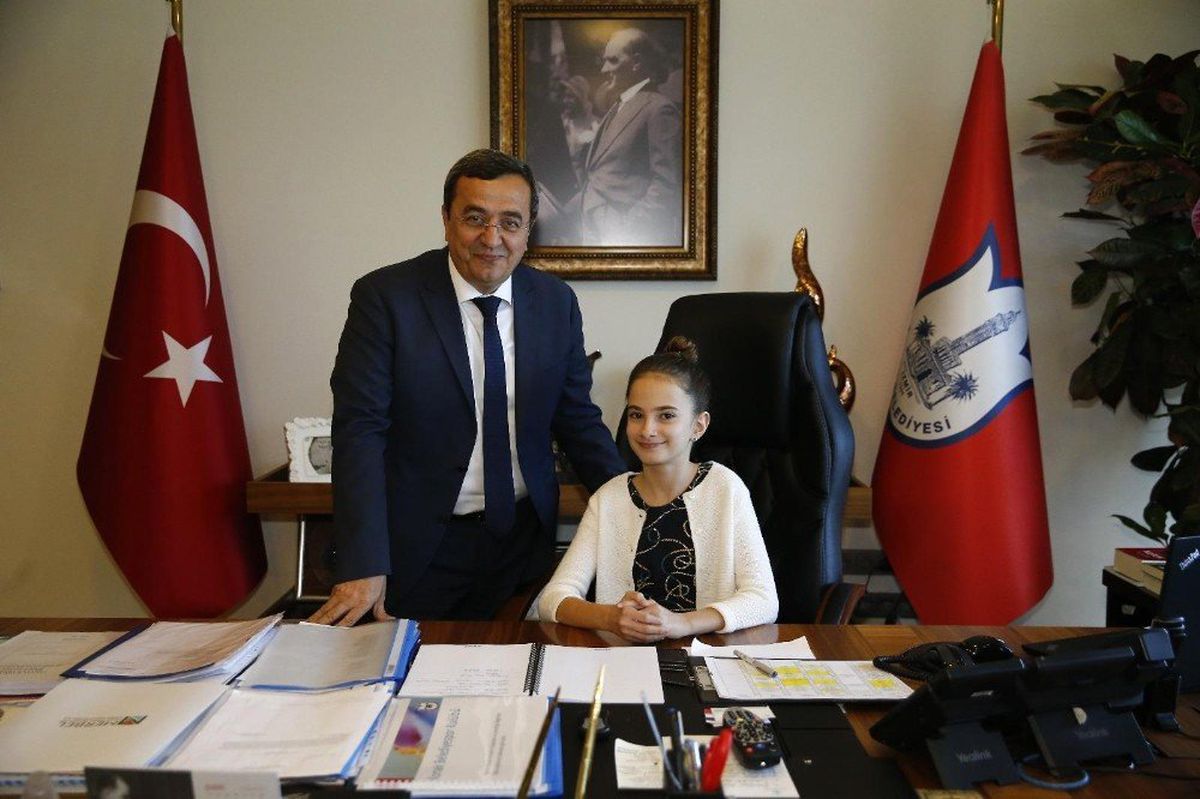 Abdül Batur\'un Koltuğu Minik Başkana Emanet